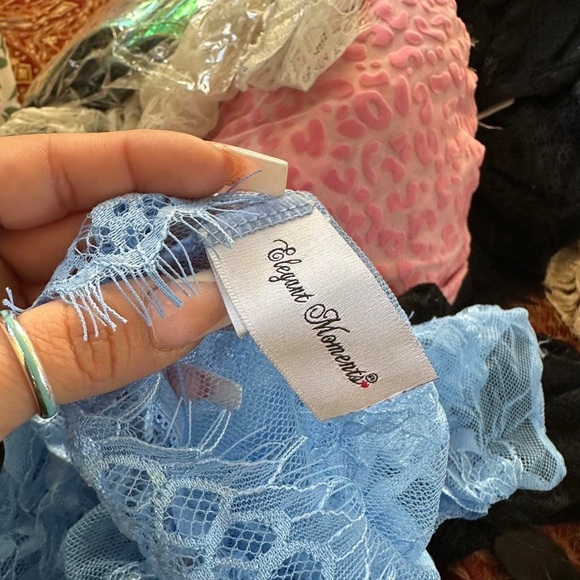 Elegant moments lace bodysuit size medium - Picture 3 of 4